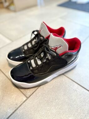 Jordan max aura 2 Low Top Sneakers in Black, White & Red 6y